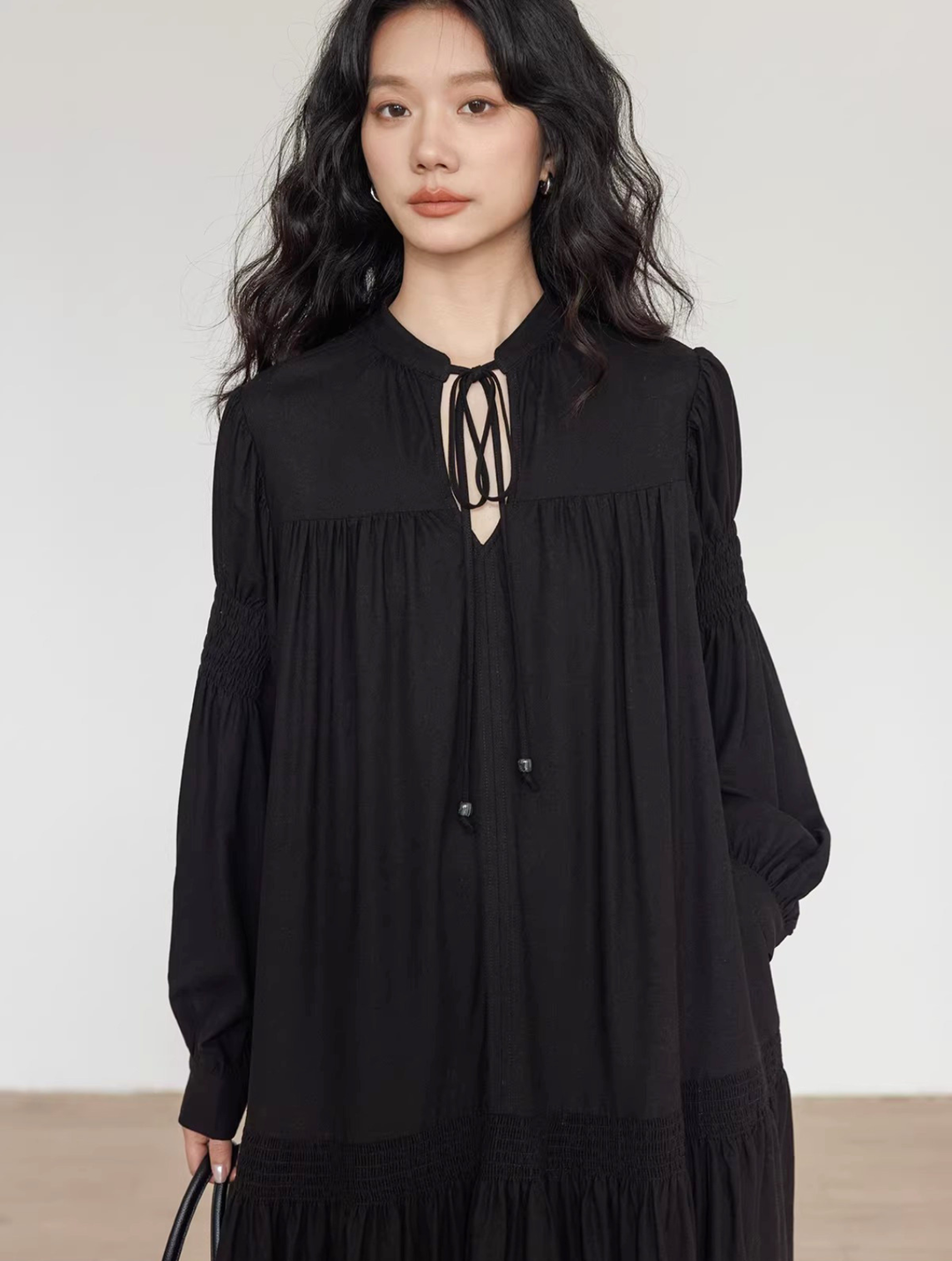 〈Pre order〉Tie-Neck Smocked Sleeve Dress