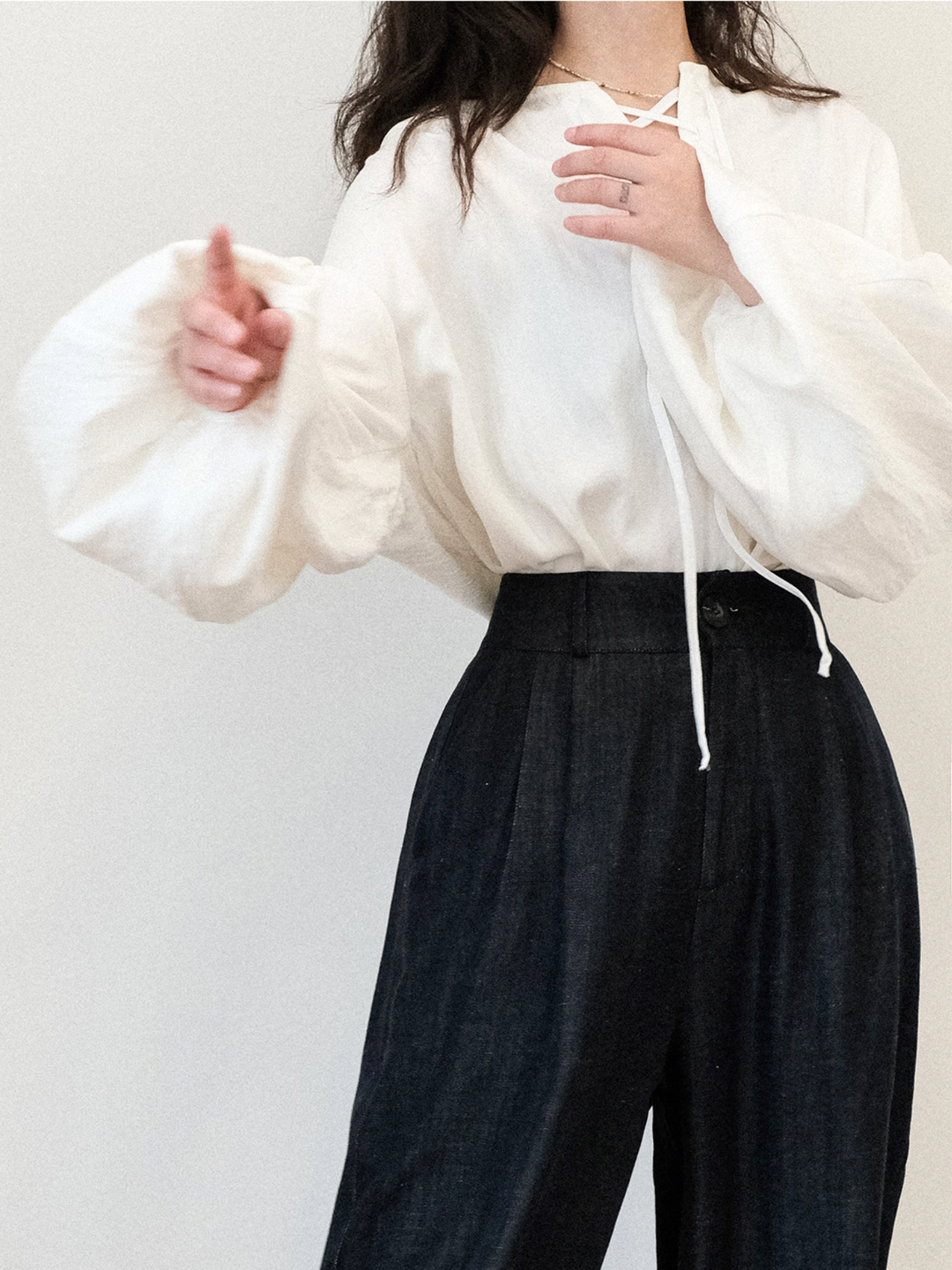 〈Pre Order〉Lace-Up Balloon Sleeve Blouse