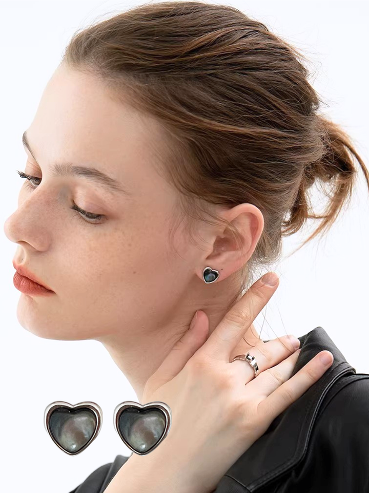 【EGO ACC】Black Heart Stud Earrings