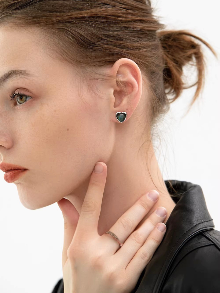 【EGO ACC】Black Heart Stud Earrings