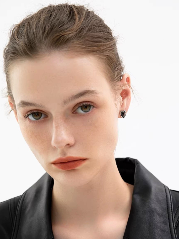 【EGO ACC】Black Heart Stud Earrings