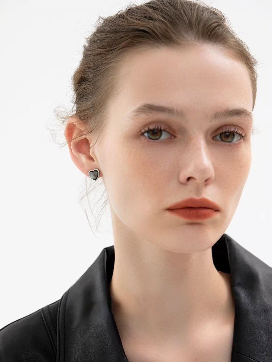 【EGO ACC】Black Heart Stud Earrings