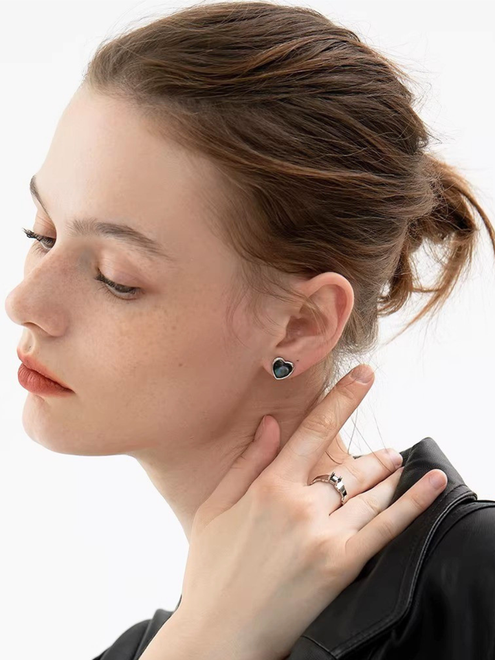 【EGO ACC】Black Heart Stud Earrings