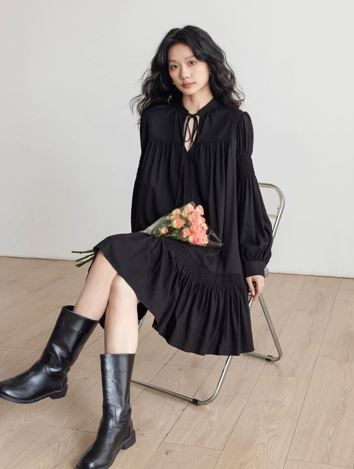 〈Pre order〉Tie-Neck Smocked Sleeve Dress