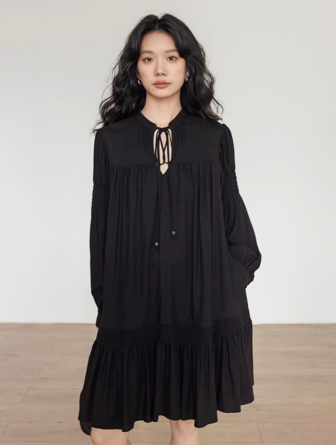 〈Pre order〉Tie-Neck Smocked Sleeve Dress