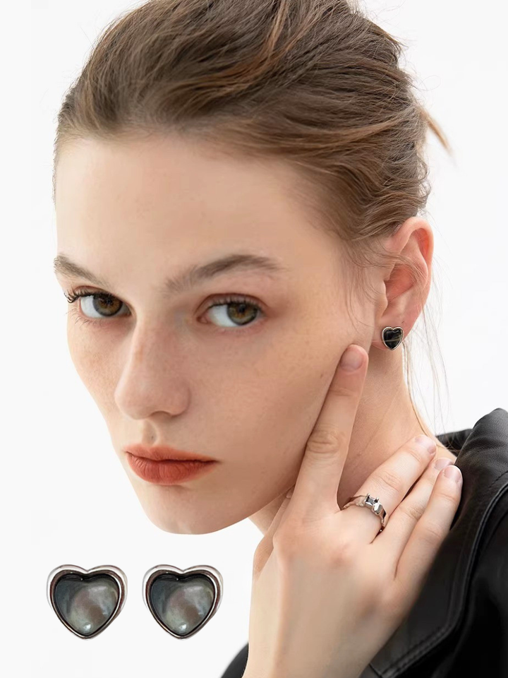 【EGO ACC】Black Heart Stud Earrings