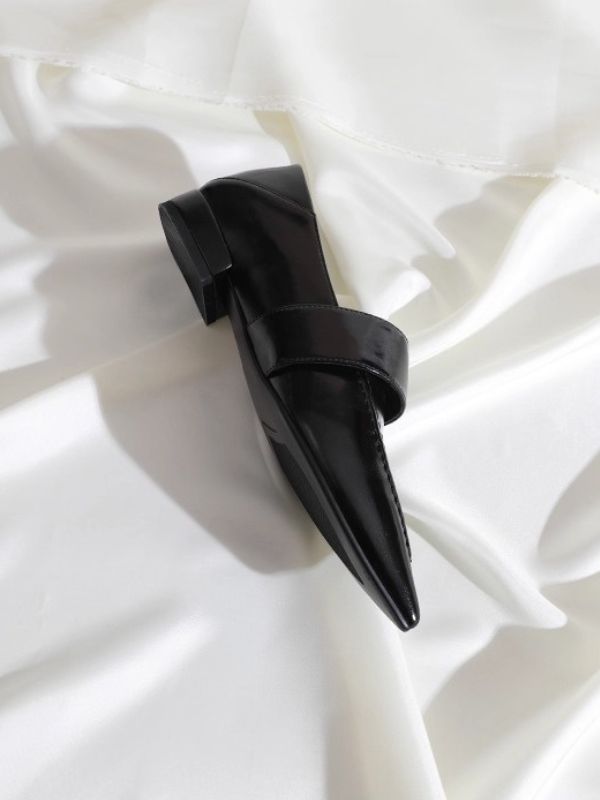 〈Pre Order〉Wide Strap Pointed Loafers